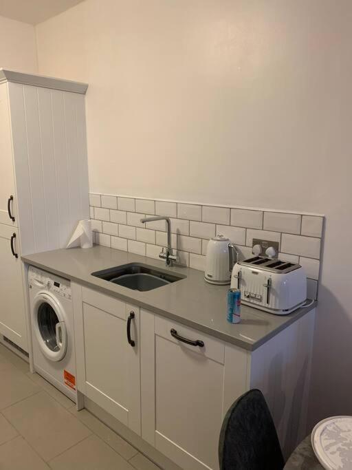Recently Refurbished Apt Central Mk Free Parking Milton Keynes Buitenkant foto