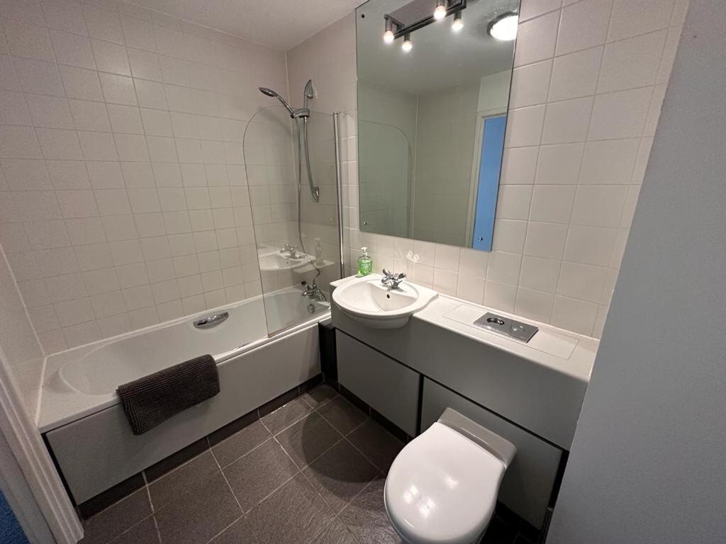 Recently Refurbished Apt Central Mk Free Parking Milton Keynes Buitenkant foto
